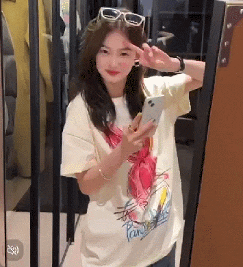 刘亦菲海外鲨疯了!印花T恤+牛仔阔腿裤都能穿得这么撩人!(图8)