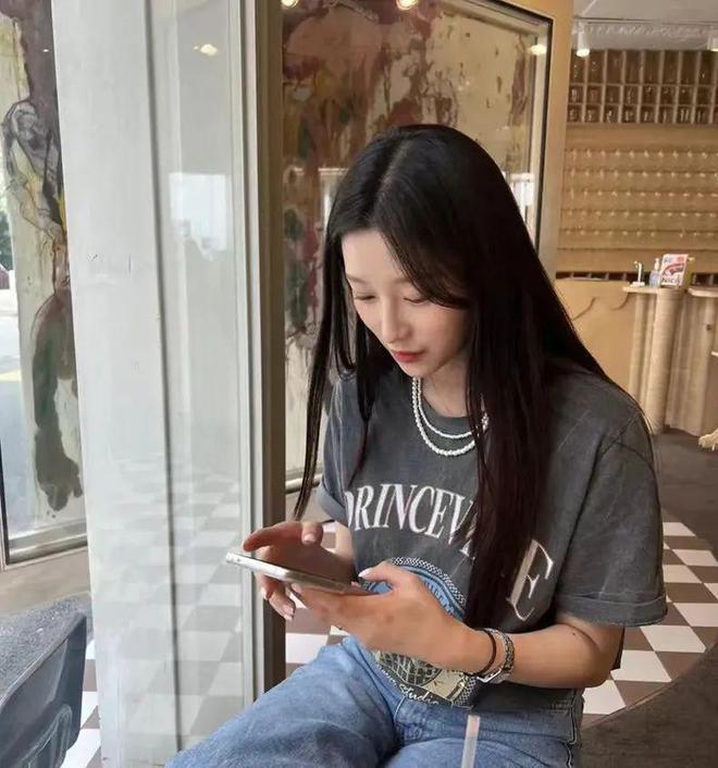 刘亦菲海外鲨疯了!印花T恤+牛仔阔腿裤都能穿得这么撩人!(图15)