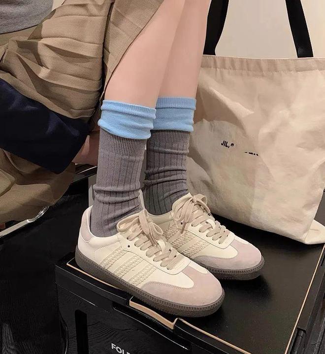 刘亦菲海外鲨疯了!印花T恤+牛仔阔腿裤都能穿得这么撩人!(图19)