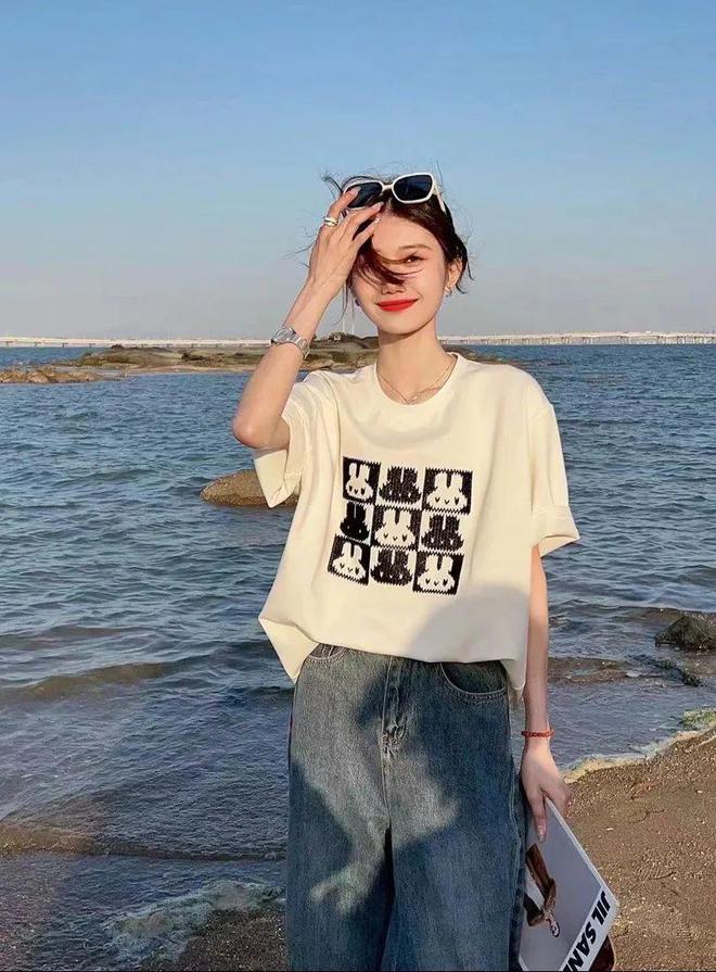 刘亦菲海外鲨疯了!印花T恤+牛仔阔腿裤都能穿得这么撩人!(图12)