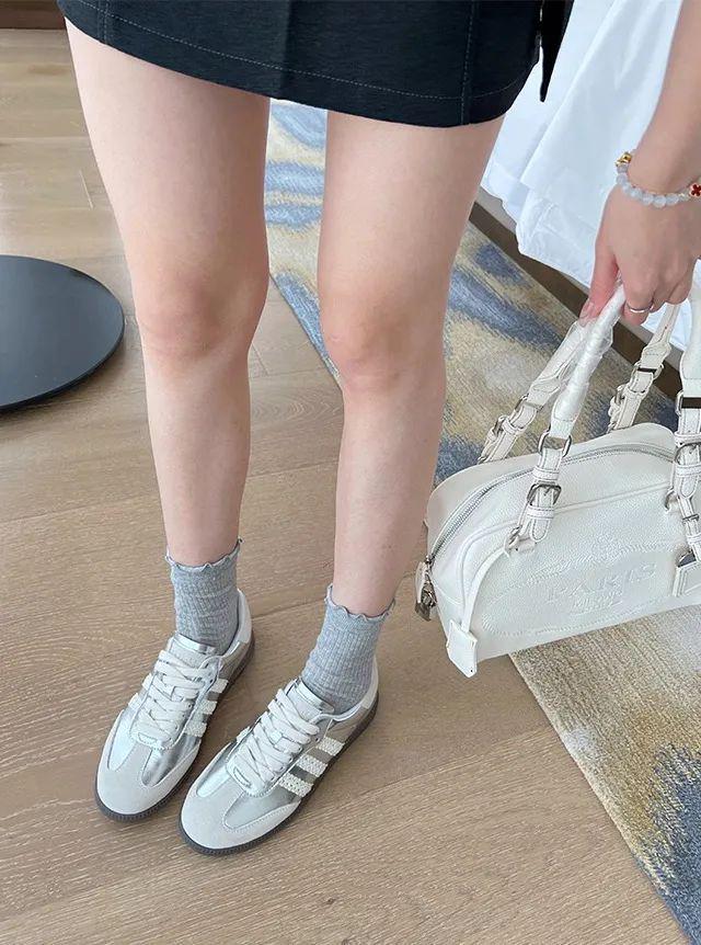 刘亦菲海外鲨疯了!印花T恤+牛仔阔腿裤都能穿得这么撩人!(图24)