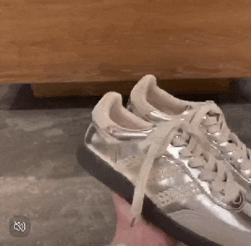 刘亦菲海外鲨疯了!印花T恤+牛仔阔腿裤都能穿得这么撩人!(图31)