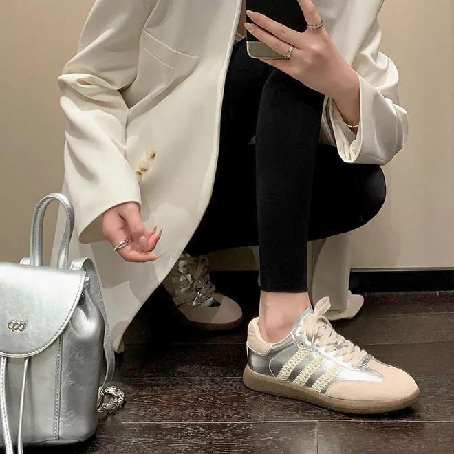 刘亦菲海外鲨疯了!印花T恤+牛仔阔腿裤都能穿得这么撩人!(图26)