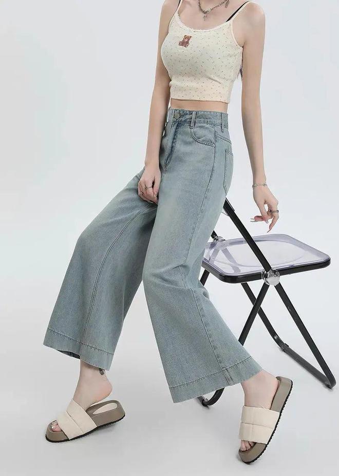 刘亦菲海外鲨疯了!印花T恤+牛仔阔腿裤都能穿得这么撩人!(图38)